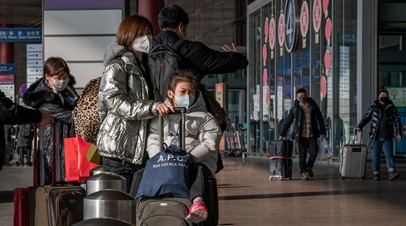Пассажиры в масках в аэропорту Пекина