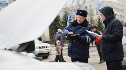 Автовладелец проходит процедуру постановки автомобиля на учет в одном из отделений ГИБДД