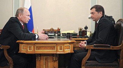 Президент РФ Владимир Путин и помощник президента РФ Владислав Сурков, архивное фото