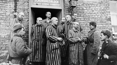 Советские солдаты с освобождёнными узниками Освенцима, 1945 год