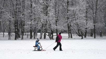 Женщина гуляет с ребёнком в одном из парков Москвы