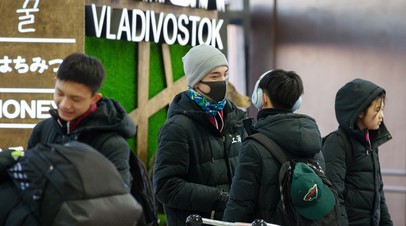 Пассажиры в международном аэропорту Владивостока