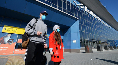 Туристы, прилетевшие из Китая, выходят из зоны таможенного контроля в аэропорту Владивостока, 31 января