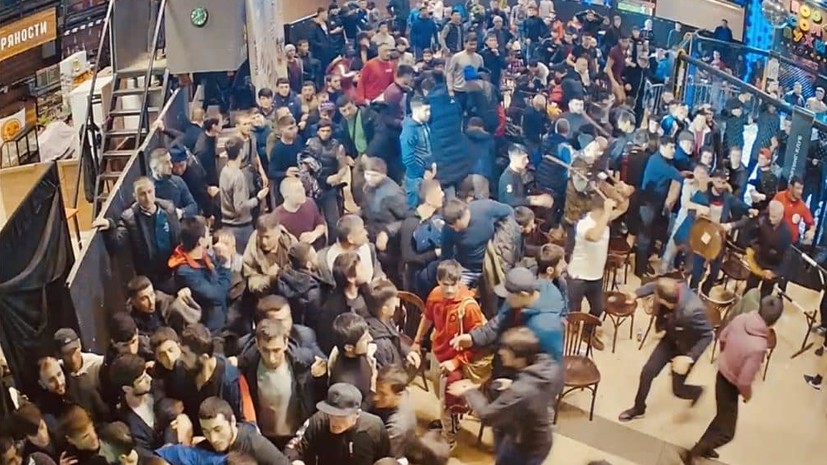 На турнире по ММА в московском ТЦ состоялось массовое побоище