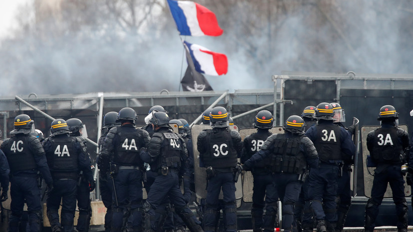 В Париже полиция разгоняет несанкционированный марш «жёлтых жилетов»