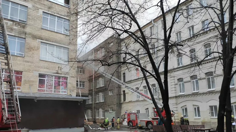 В Петербурге локализовали пожар в здании «Лениздата»