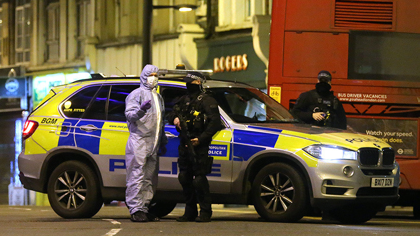 «Инцидент, связанный с терроризмом»: в Лондоне неизвестный мужчина напал на прохожих