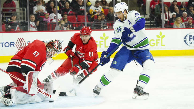 Свечников забросил шайбу и не реализовал буллит в победном матче «Каролины»