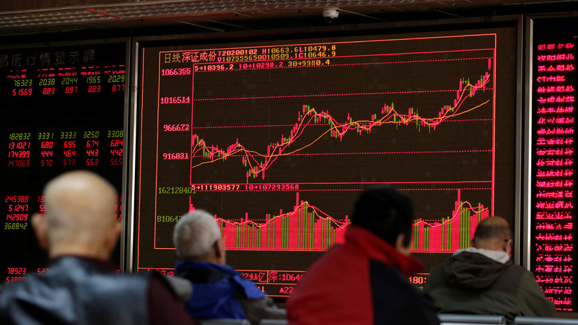 Китайские биржи открылись обвалом на 8%