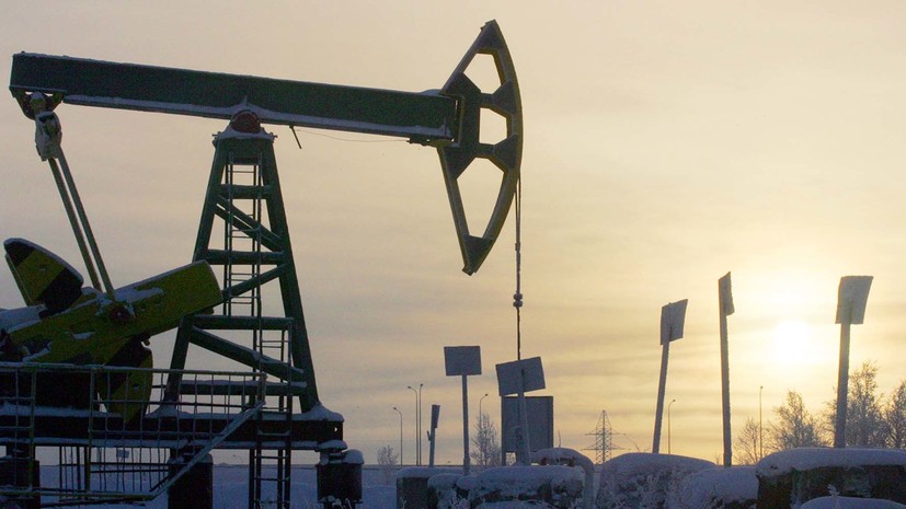 Баррель под давлением: цены на нефть впервые за год опустились ниже $54