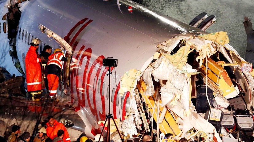 При жёсткой посадке самолёта в Стамбуле пострадали 139 человек