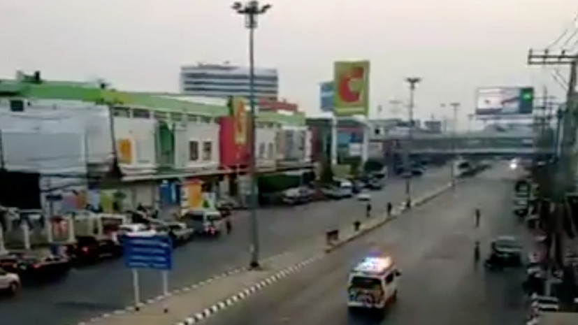 Сотни людей эвакуированы из таиландского ТЦ, где скрывается стрелок