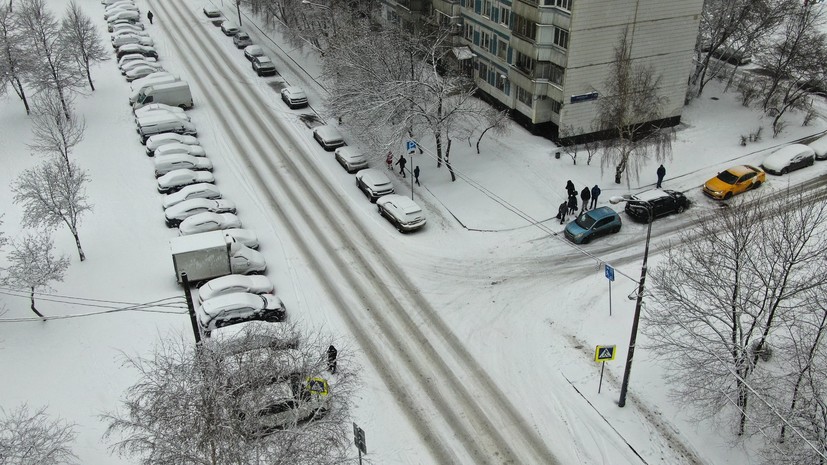 Водителей и пешеходов в Москве призвали к осторожности из-за снегопада