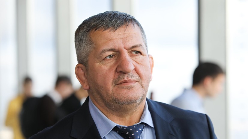 Отец Нурмагомедова опроверг информацию о блокировке счетов сына