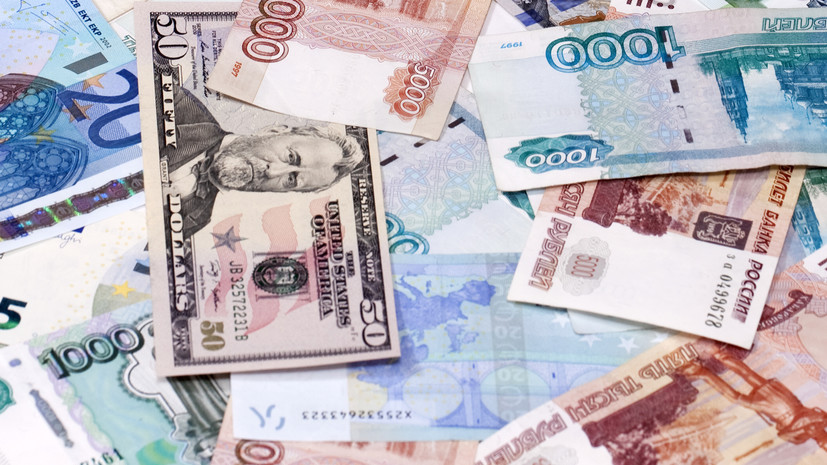 Рубль растёт к доллару и евро