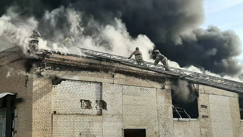 В МЧС сообщили о локализации пожара в цехе в Челябинске