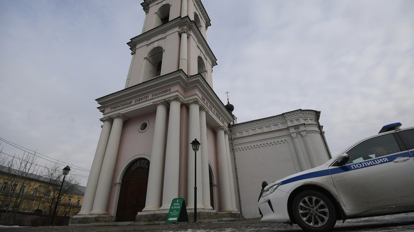 «Причинил двум гражданам телесные повреждения»: что известно о нападении на храм в центре Москвы