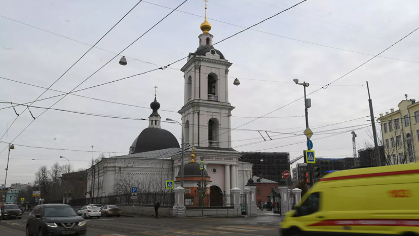 Ранившего двух людей в храме в Москве направят на экспертизу