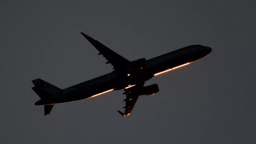 Самолёт SSJ-100 совершил аварийную посадку в аэропорту Внуково