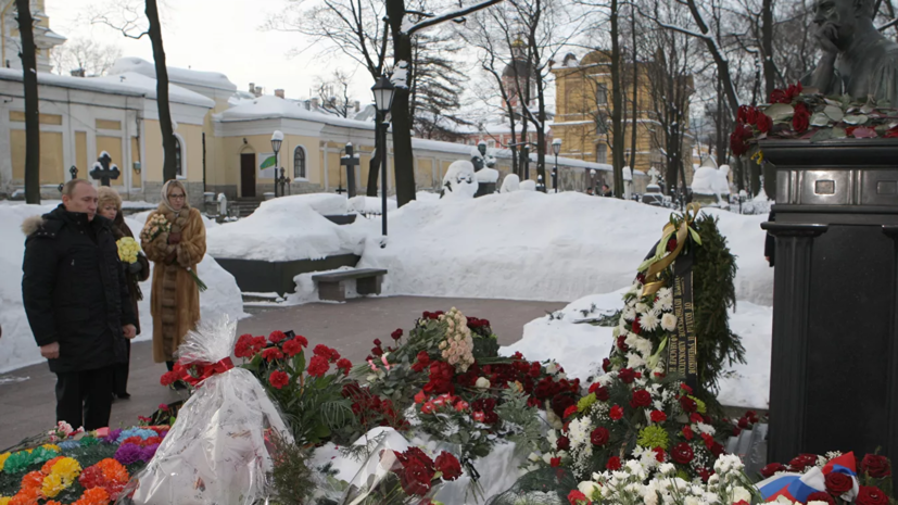 Путин возложил цветы к памятнику Собчаку