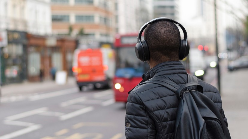 Эксперт прокомментировала возможность запрета слушать музыку без наушников в транспорте