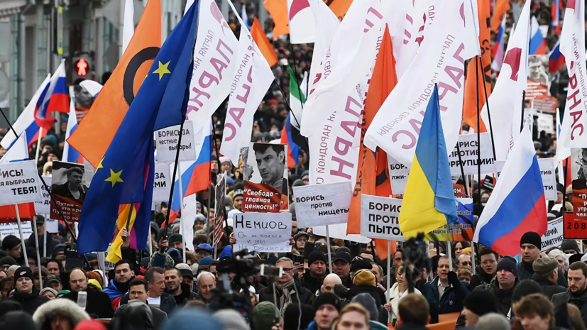 В марше памяти Немцова в Москве участвуют более 10 тысяч человек
