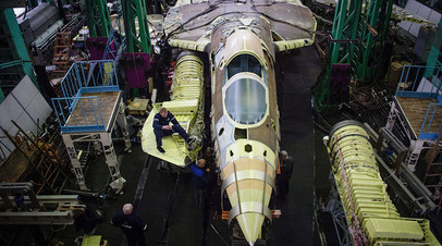 Сотрудники Sukhoi  в одном из цехов по сборке самолёта Су-57