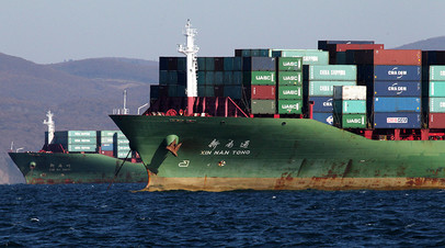 Торговые суда на рейде порта Владивосток в заливе Петра Великого