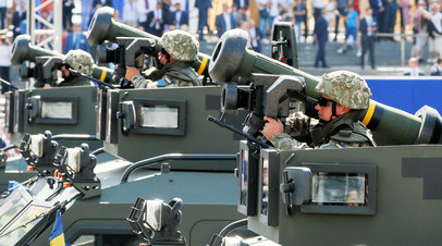 Военнослужащие украинской армии с ракетами Javelin во время военного парада в Киеве