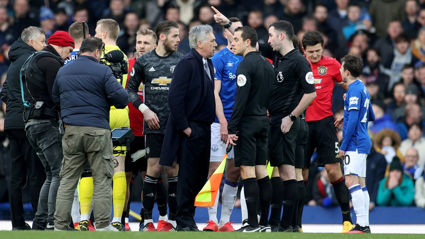 Тренеру «Эвертона» показали красную карточку за спор с арбитром после матча