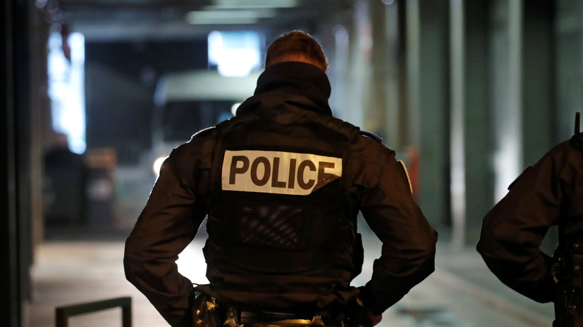 Во Франции вооружённый мужчина удерживает в доме женщину и детей