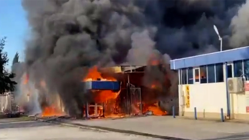 В Адлере загорелся рынок на площади 500 квадратных метров