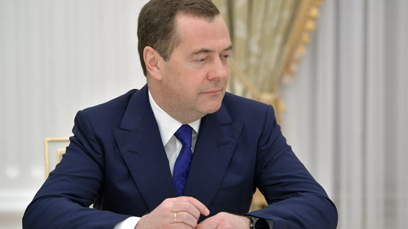 Медведев прокомментировал законопроект об изменении Конституции