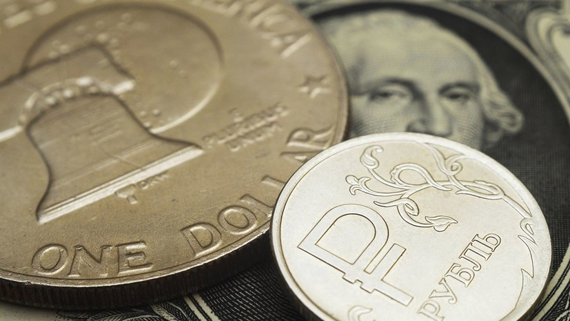 Рубль растёт к доллару и евро на открытии торгов