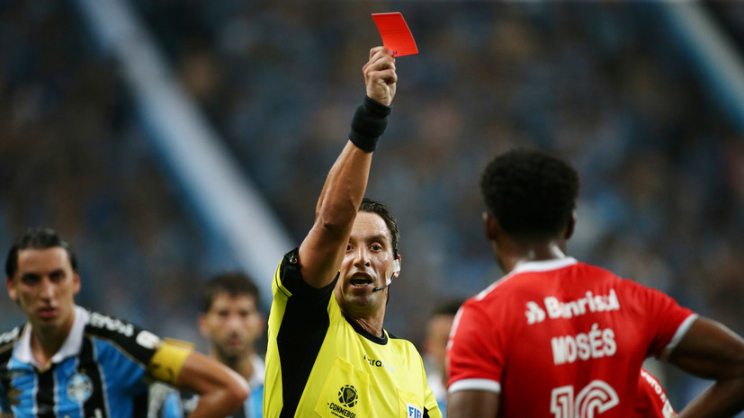 В матче Кубка Либертадорес арбитр показал восемь красных карточек