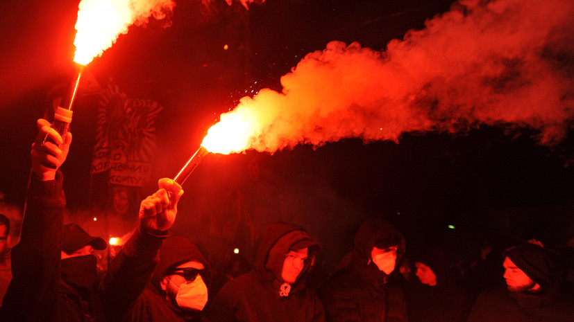 Радикалы выстрелили из ракетницы по посольству России в Киеве