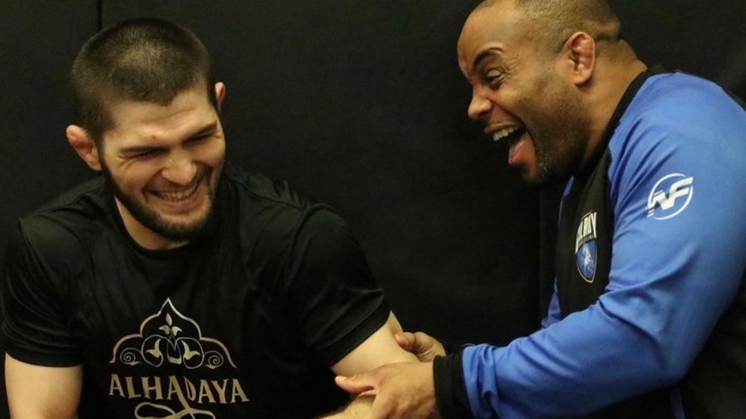 Розыгрыш Нурмагомедова, поросёнок для Роналдиньо и похвала от ван Перси: околоспортивные события прошедших 10 дней