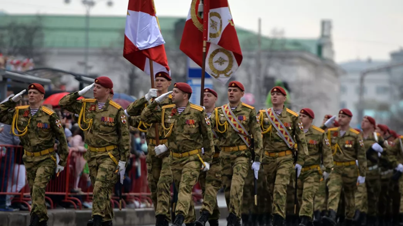 Военнослужащие ЦВО провели персональный парад для ветерана Благинина