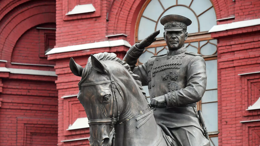 На Манежной площади в Москве демонтировали памятник Жукову