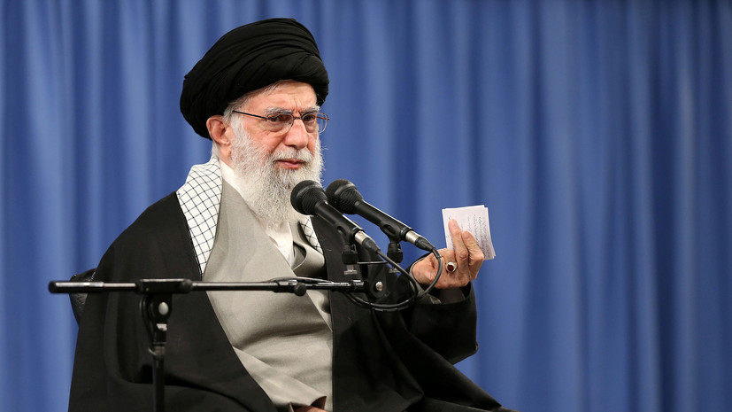 Хаменеи назвал странным предложение США помочь Ирану с коронавирусом