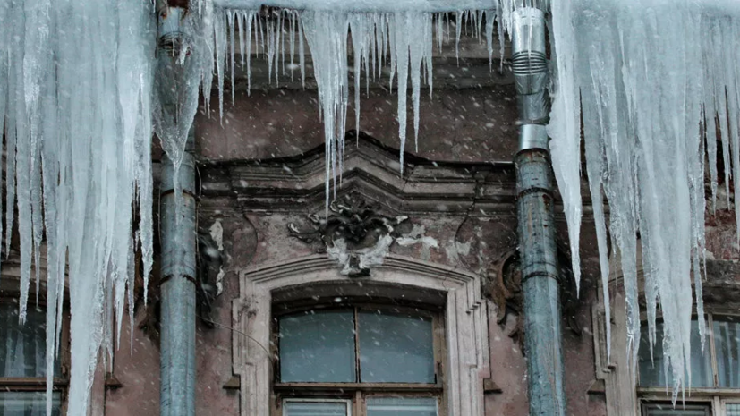 В Омской области проводят проверку по факту падения наледи на женщину с ребёнком