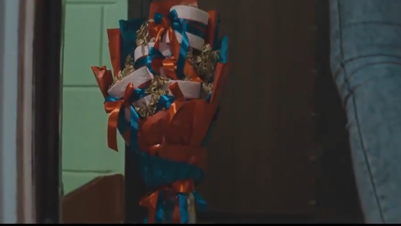 ЦСКА опубликовал видео, в котором Карпов дарит своей девушке букет из туалетной бумаги