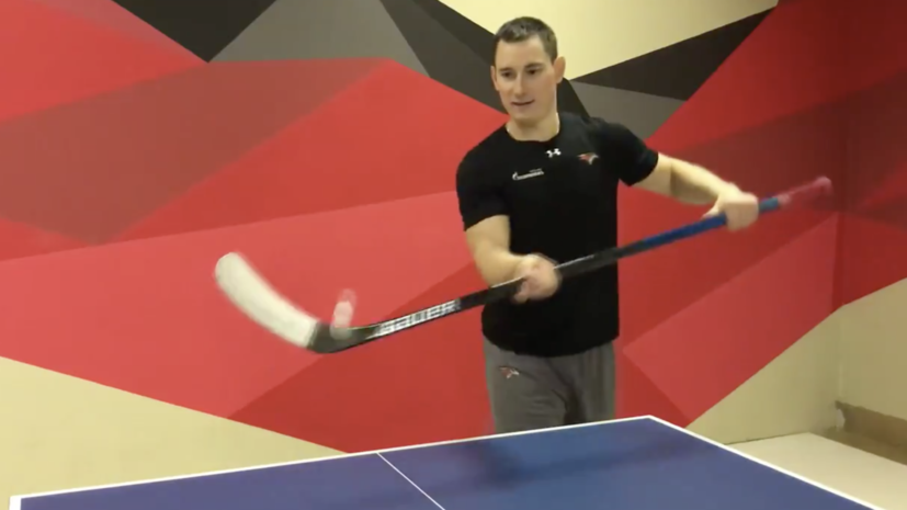 Хоккеисты «Авангарда» сыграли в настольный теннис клюшками и коньками