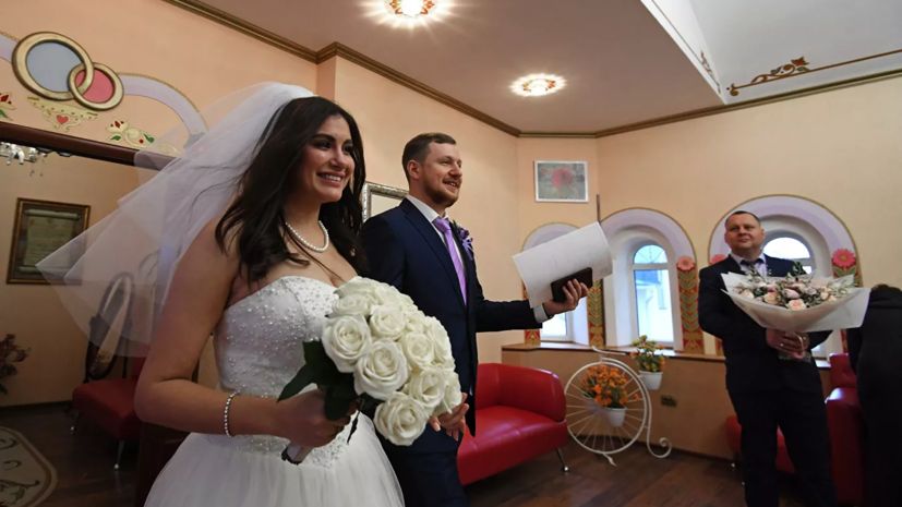 ЗАГСы Москвы ограничивают число гостей при регистрации брака до пяти