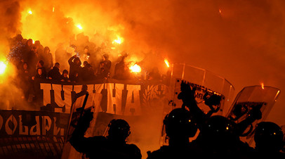 Болельщики «Партизана» устроили пожар во время матча чемпионата Сербии по футболу с «Црвеной Звездой».