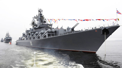 Ракетный крейсер «Варяг» на генеральной репетиции парада ко Дню ВМФ во Владивостоке