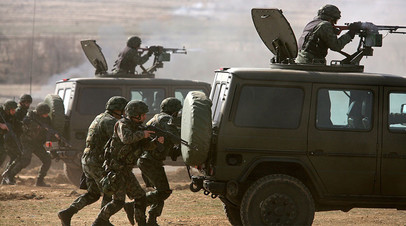 Болгарские военнослужащие, вооружённые автоматами Калашникова