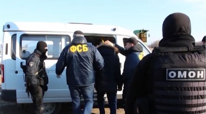 Сотрудники ФСБ России во время операции по задержанию членов законспирированной ячейки международной террористической организации