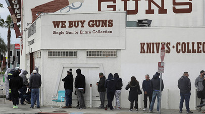 Очередь в оружейный магазин в Калифорнии