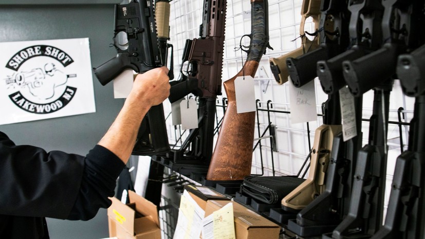Закарян: в кризисной ситуации некоторые американцы начинают скупать оружие наравне с продуктами